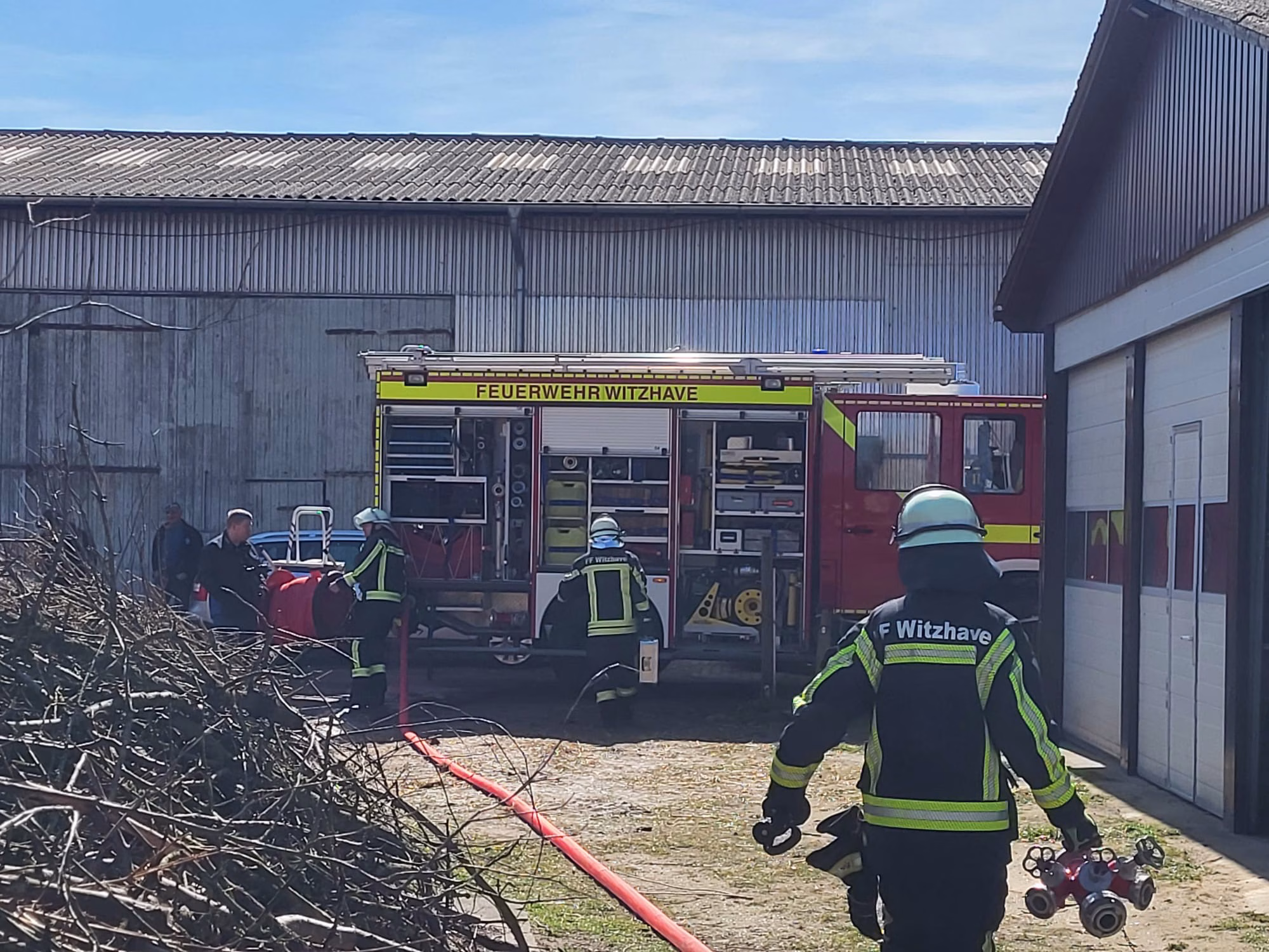 #EinsatzFFW 16 🚒🚨 11.04.2026 ⏰ 11:52 Uhr | 📟 FEU 00, Schuppenbrand